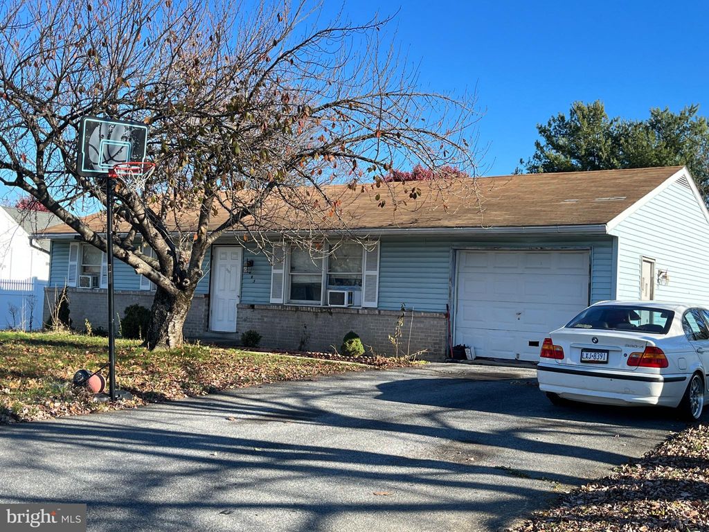 Photo of 805 LAKEVIEW DR, LANCASTER, PA 17601 (MLS # PALA2031452)