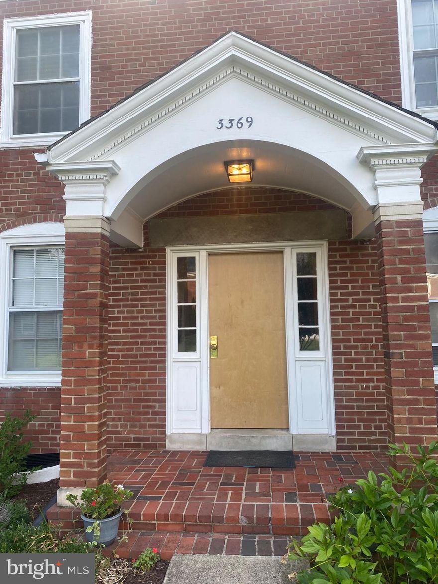 Spacious 2-Level End Unit – 1,490 Sq Ft!

Location—this home has it all. Enjoy hardwood floors and a convenient main-level primary bedroom . The lower level offers a large family/rec room, a second full bath, a versatile bonus room ideal for guests or a home office with its own private entrance, plus a dedicated laundry room.

A fully fenced rear yard and patio provide a private outdoor retreat. One assigned parking space included.