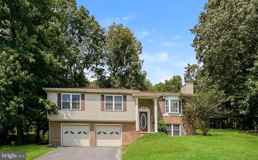 This house overlooks Redwood Lake, beautiful views all year round. This 5bedrooms 3baths home features 2 ensuite baths, spacious bedrooms large living room and family room. Fully finish basement. oversized 2 car garage perfect for extra storage. Conveniently located in Clarks Run subdivision.