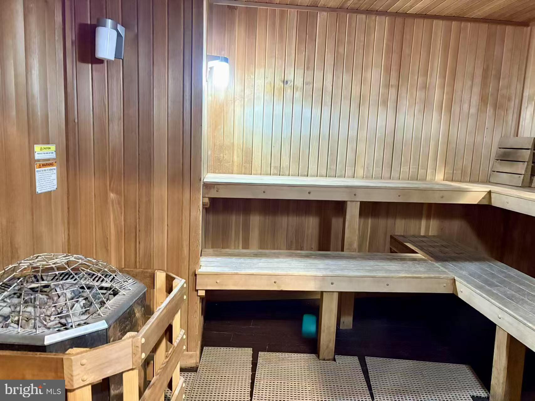 POTOMAC CLUB CONDOMINIUMS - Residential Lease