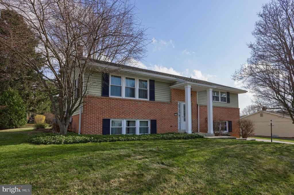 Photo of 9 Knollwood Drive, AKRON, PA 17501 (MLS # PALA2066234)