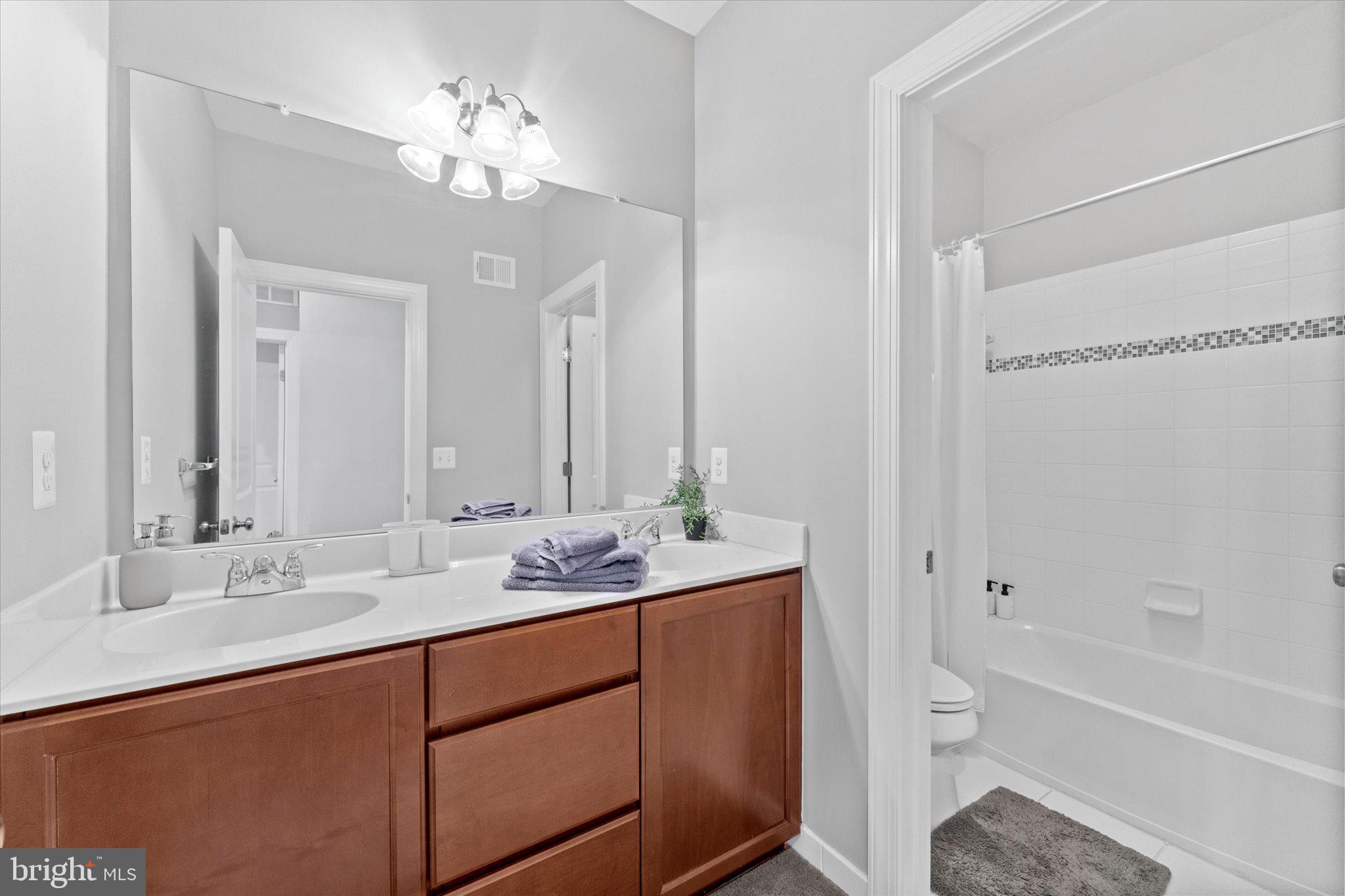 ONE LOUDOUN LANDBAY C - Residential