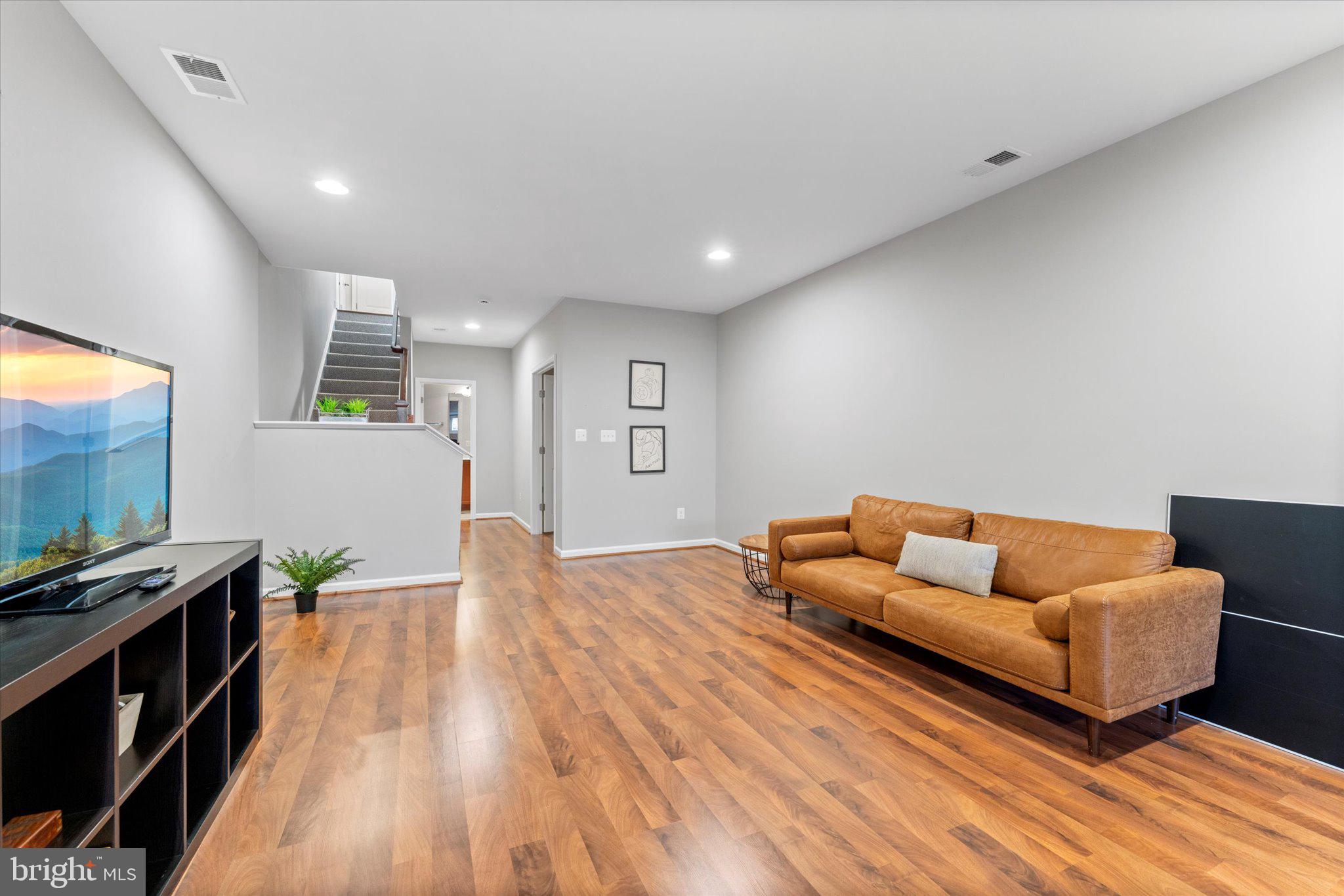 ONE LOUDOUN LANDBAY C - Residential