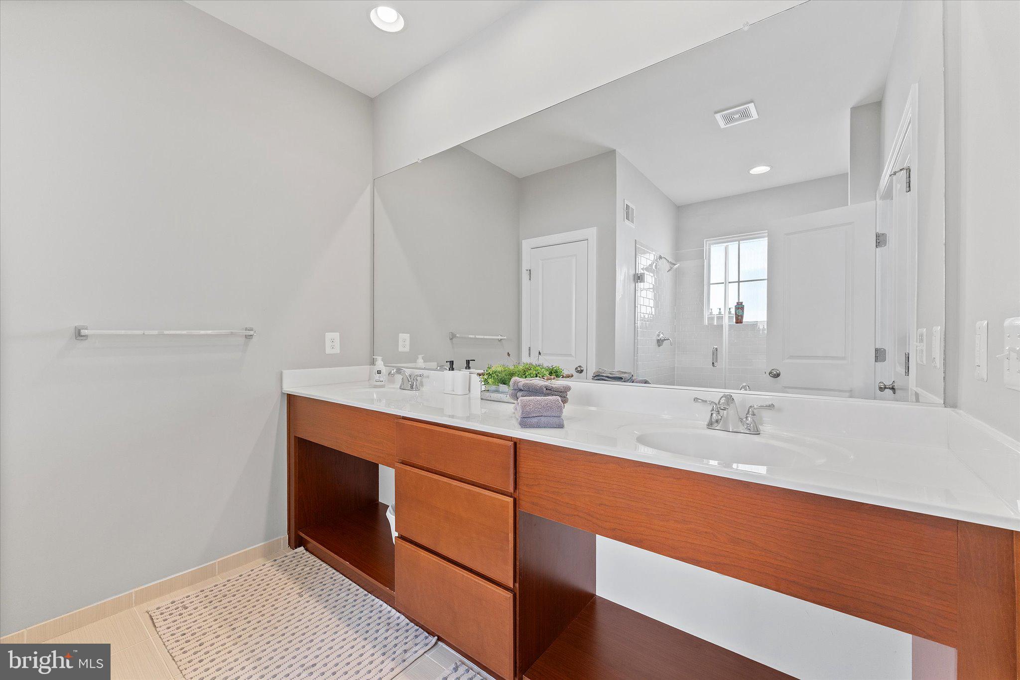 ONE LOUDOUN LANDBAY C - Residential