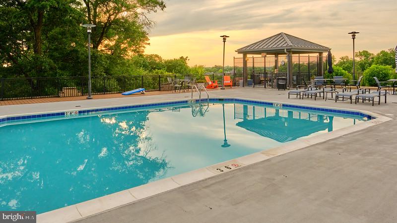 PARAMOUNT - Residential