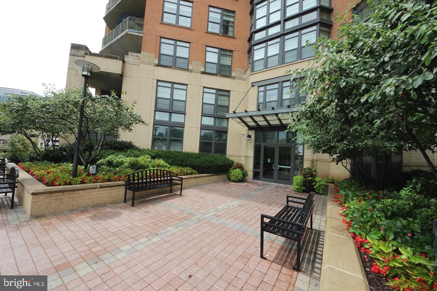 PARAMOUNT - Residential