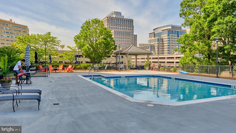 PARAMOUNT - Residential