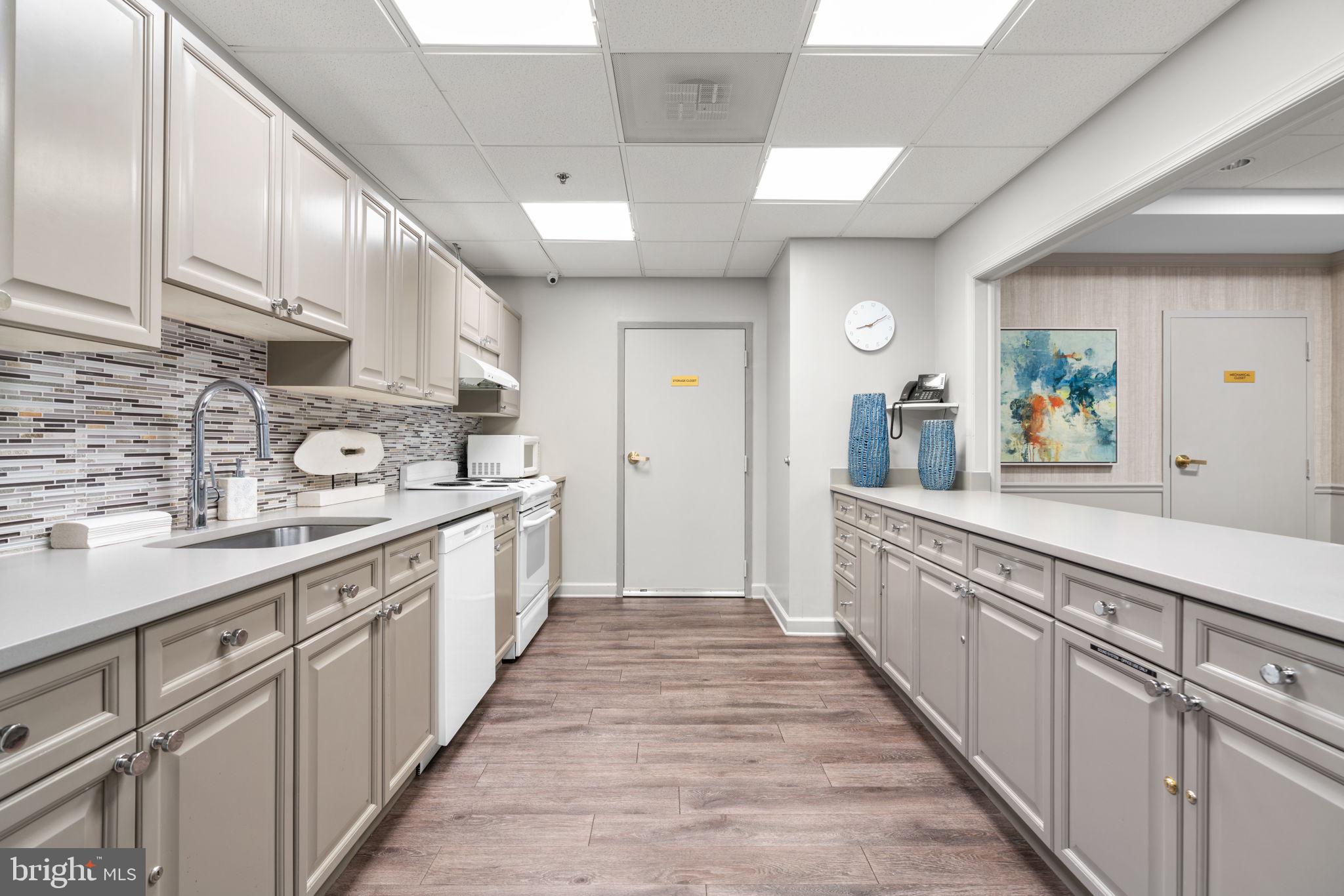 CREEKSIDE AT LEISURE WORLD - Residential