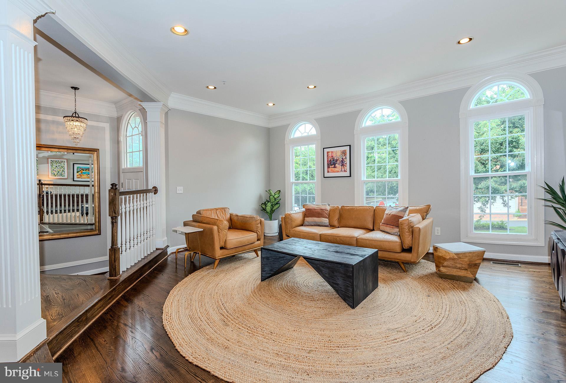 712 ARCH HALL LANE