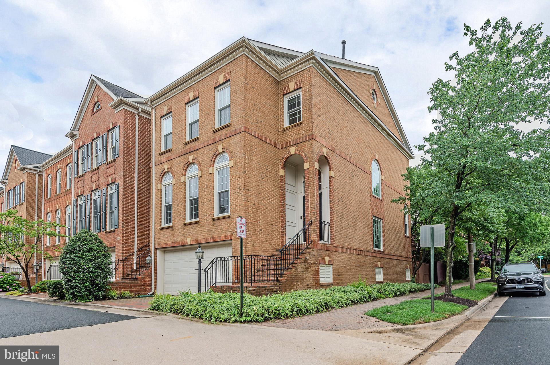 712 ARCH HALL LANE