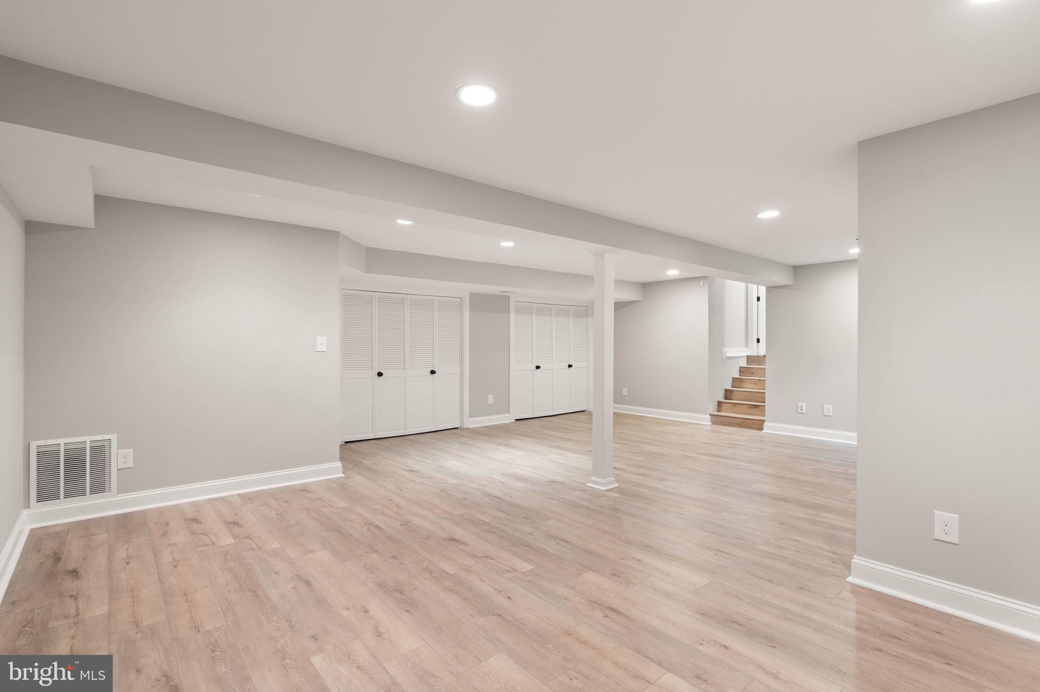 WILLIAMSBURG VILLAGE - Residential