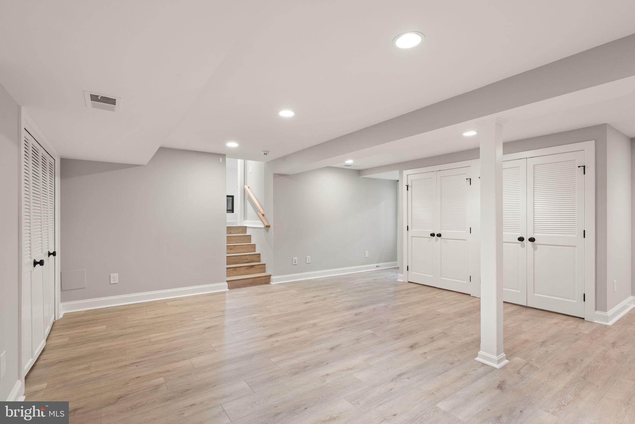 WILLIAMSBURG VILLAGE - Residential