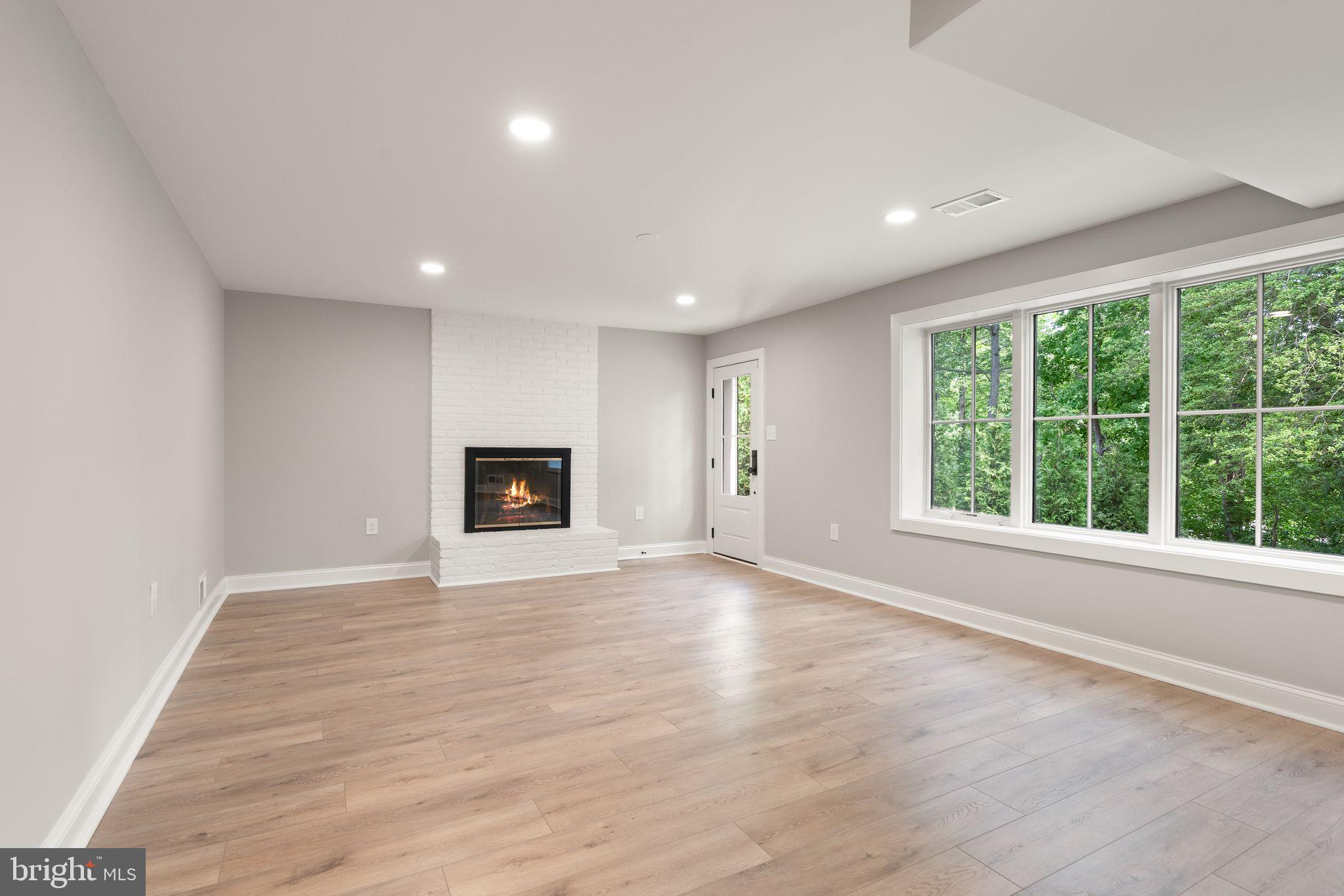 WILLIAMSBURG VILLAGE - Residential