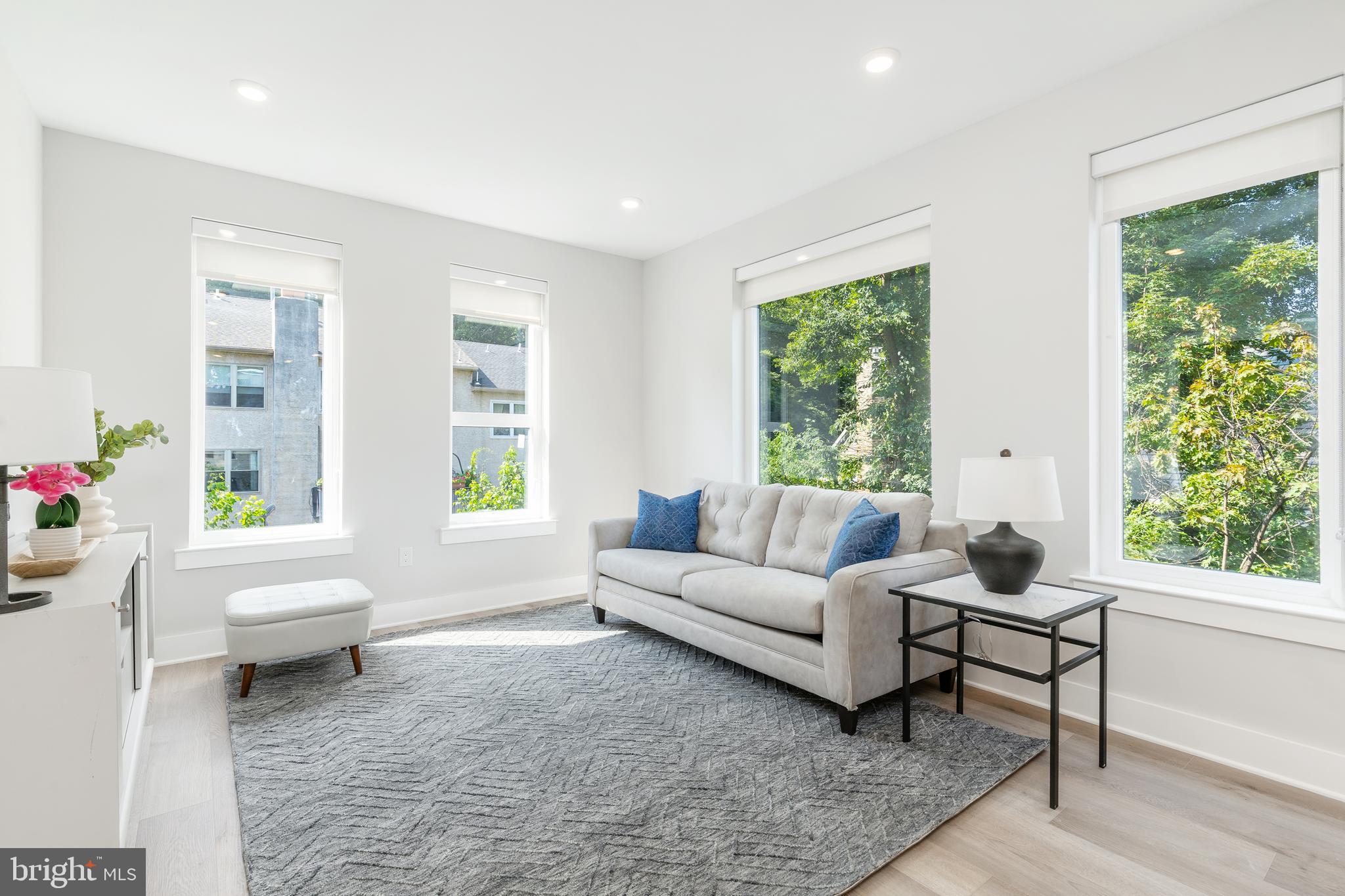EAST FALLS - Residential Income