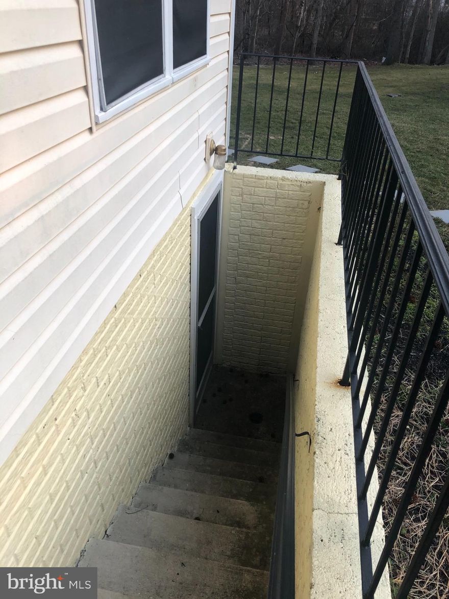 A spacious studio, basement apartment with plenty of yard space. All utilities included.  Includes a private room that could be used as a bedroom.