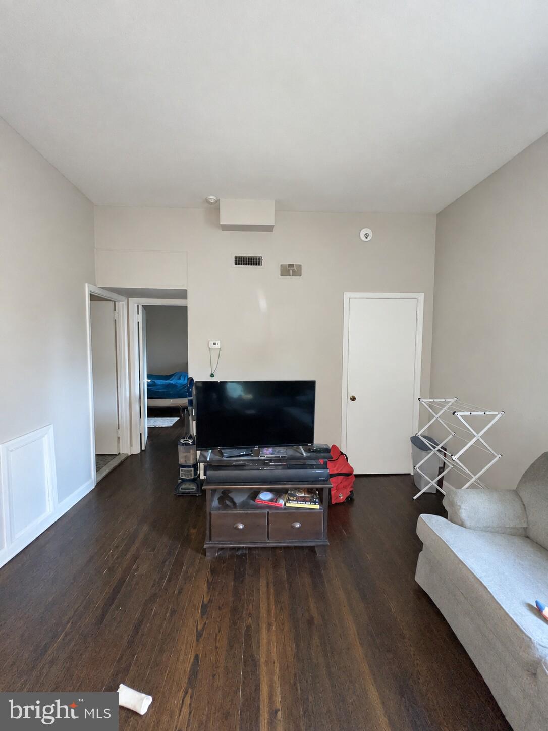 5608 RIDGE AVE R1