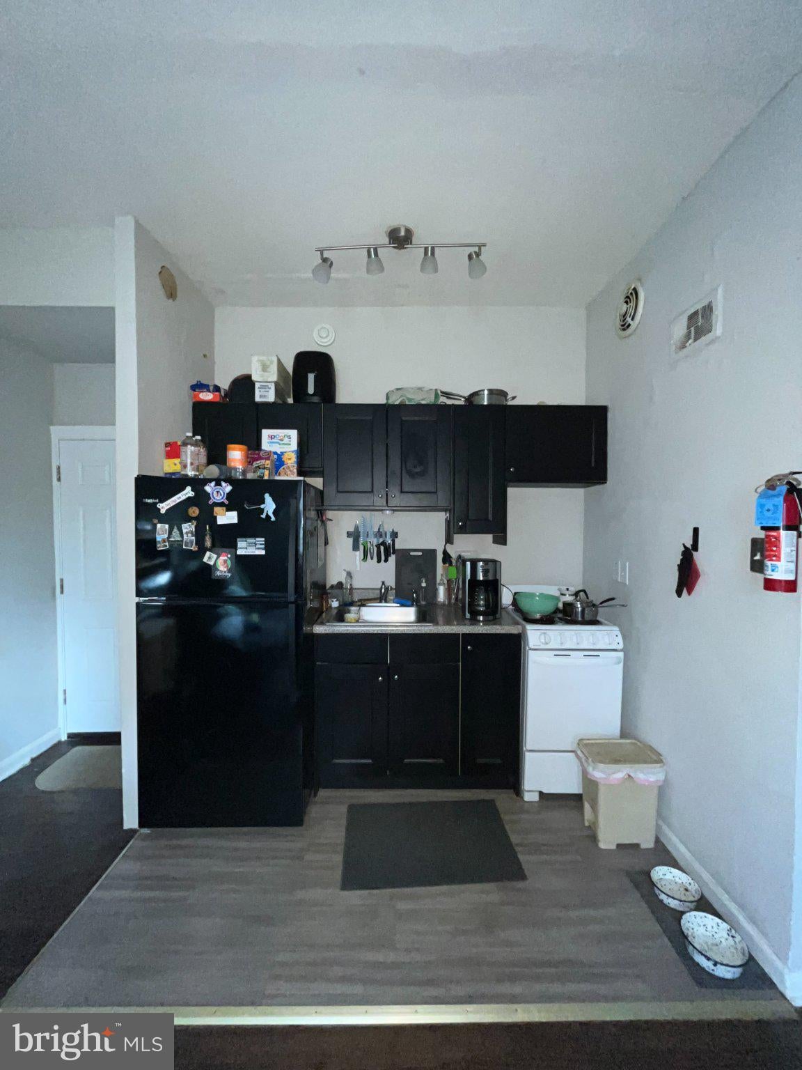 5608 RIDGE AVE R1