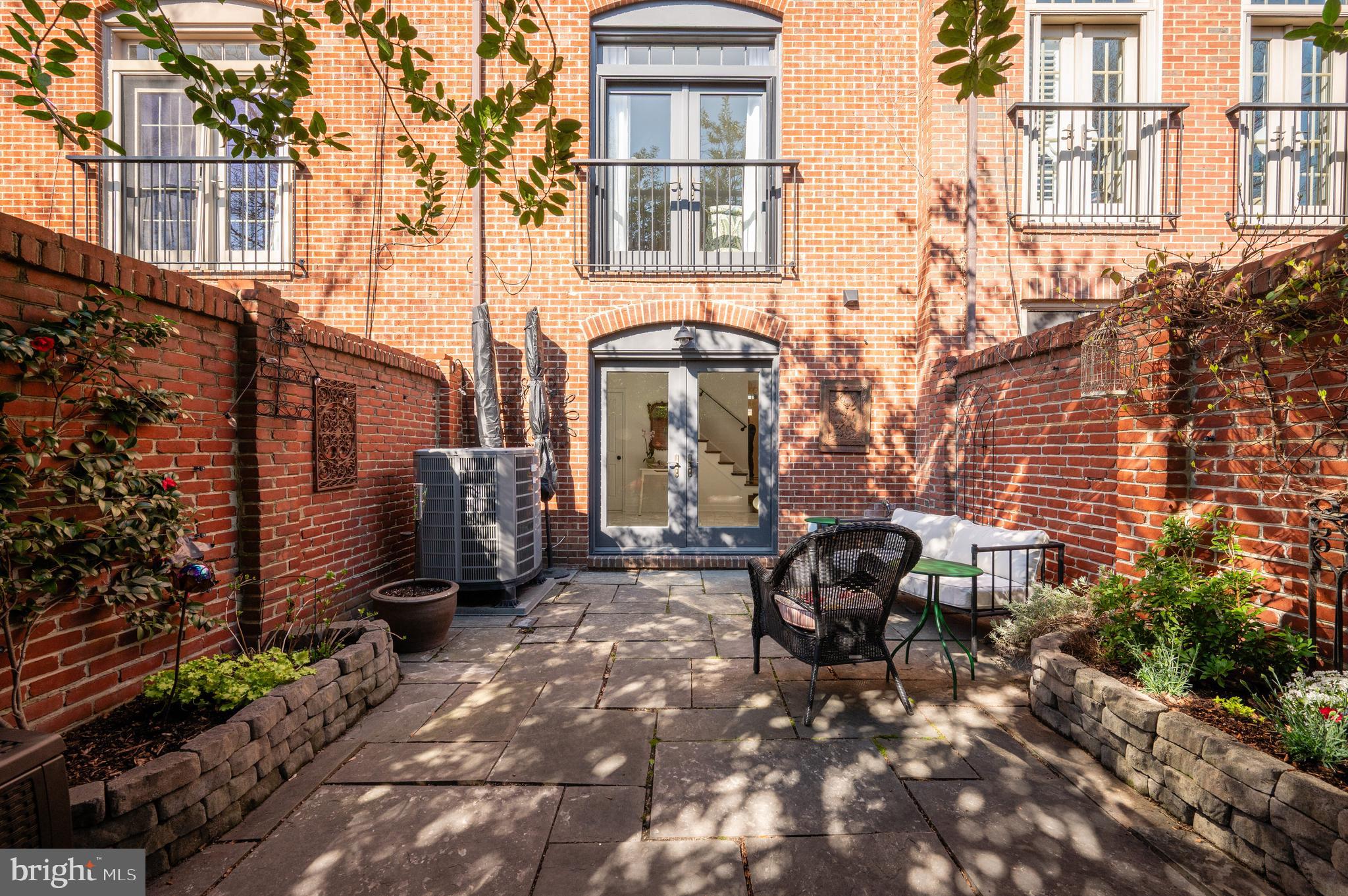 OLD TOWN ALEXANDRIA - Residential