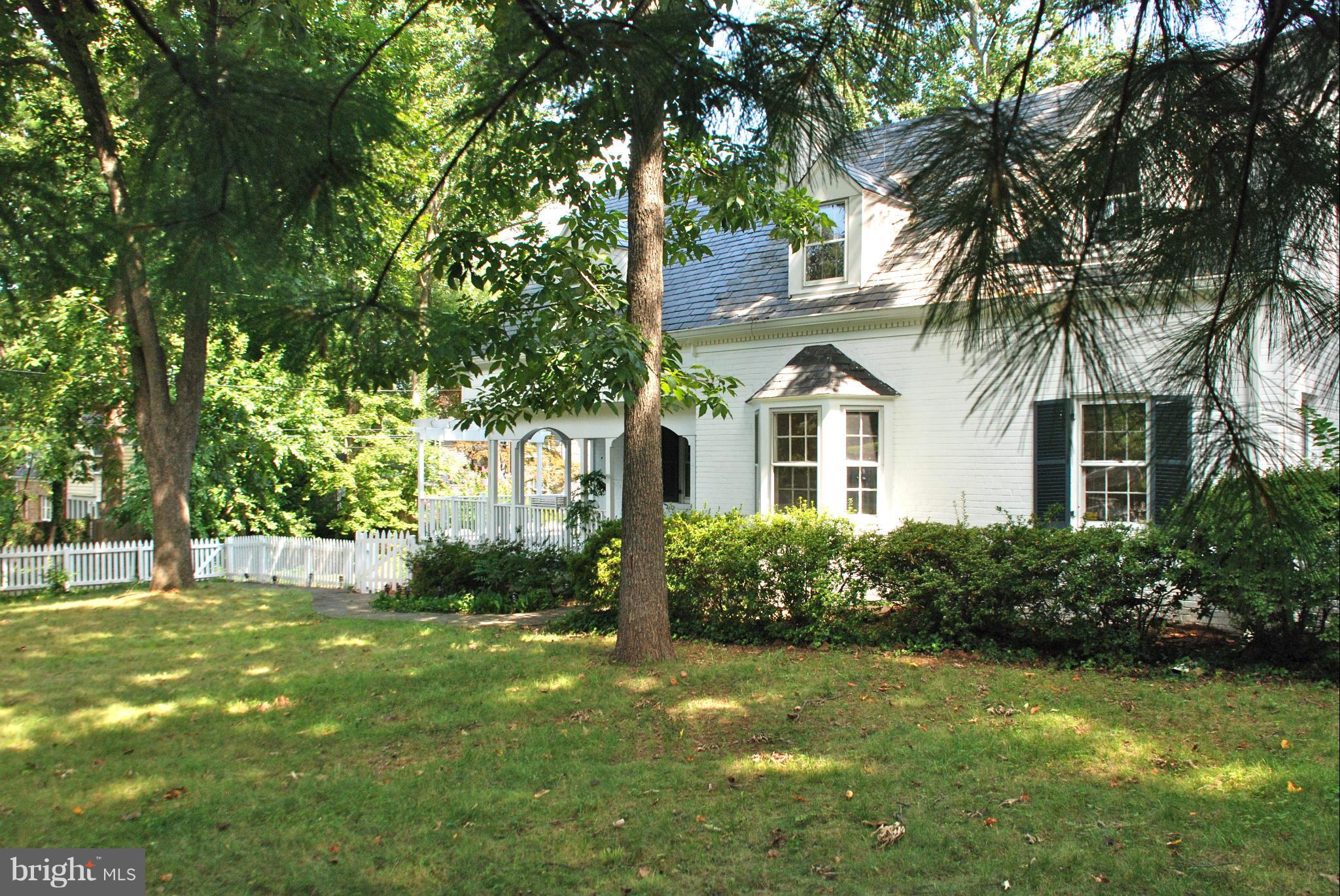 ENGLISH VILLAGE - Residential