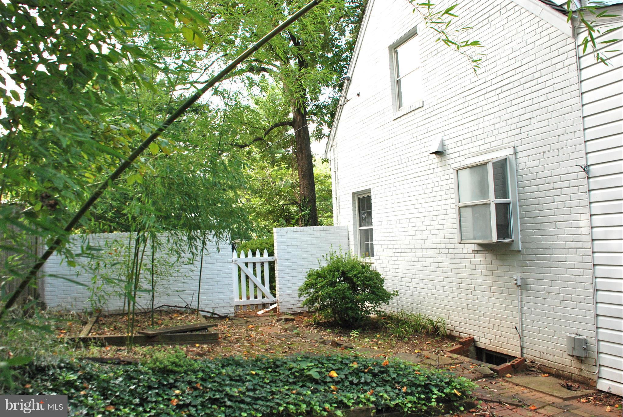 ENGLISH VILLAGE - Residential