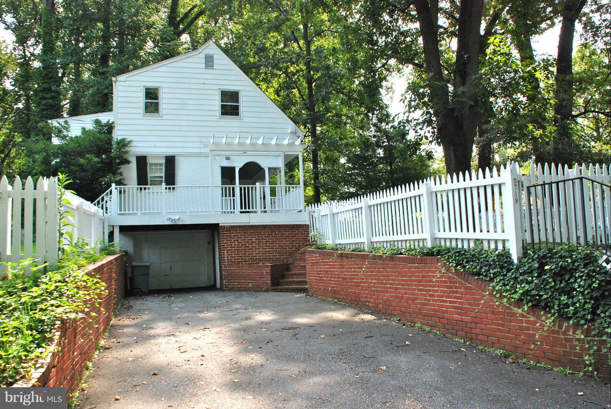 ENGLISH VILLAGE - Residential