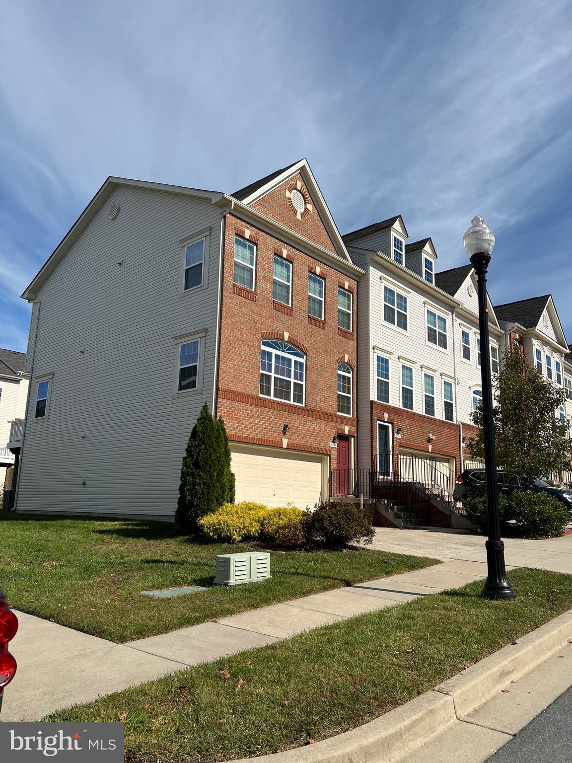 This Splendid End unit townhome with 2 car garage, hardwood floors, granite kitchen counters with stainless steel appliances. The house has been painted with an Eider white color. Deck off kitchen and Lower level finished rec room is ready for a new tenant to enjoy. Come see what it has in store for you.