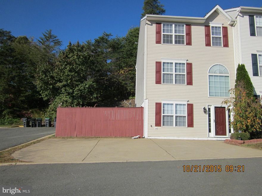 WELL MAINTAINED END UNIT 4 BEDROOMS 3.5 BATHROOMS TOWNHOUSE, CONVENIENTLY LOCATED CLOSE TO SHOPPING, SCHOOLS AND COMMUTER ROUTES, WASHER AND DRYER INCLUDED. MAIN FLOOR BEDROOM WITH JACK AND JILL BATHROOM WITH LV RM.