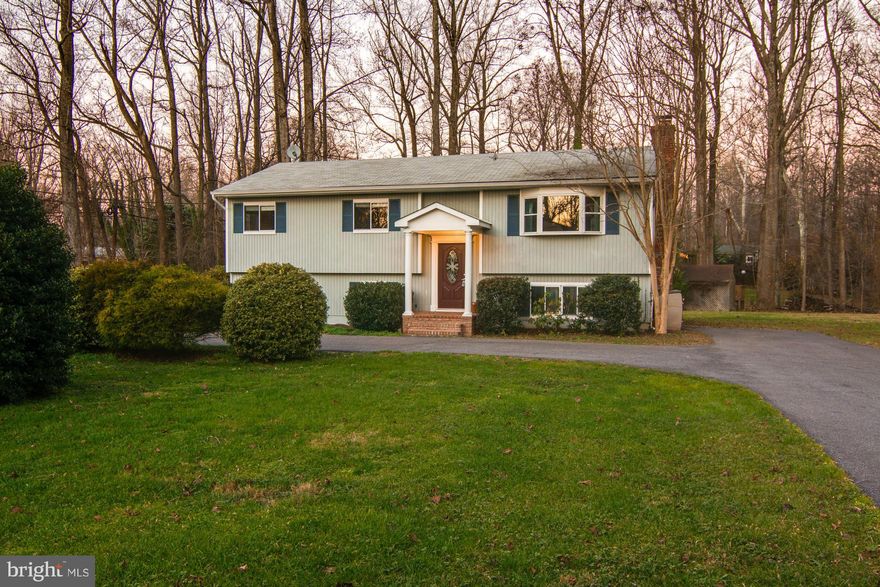 Annapolis, Great Location .72 of an acre, remodeled with granite, newer cabinets, huge island, hardwood floors, refurbished baths. Heat pump replaced 3 yrs ago, new carpet downstairs, freshly stained deck.Stack stone wood burning fireplace. Large bedrooms with master bath and walk in closet.Circular driveway, nice level lot, No HOA. Easy access, minutes to downtown Annapolis.