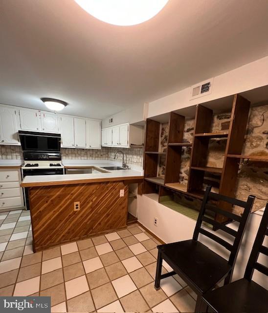 QUEEN VILLAGE - Residential Lease