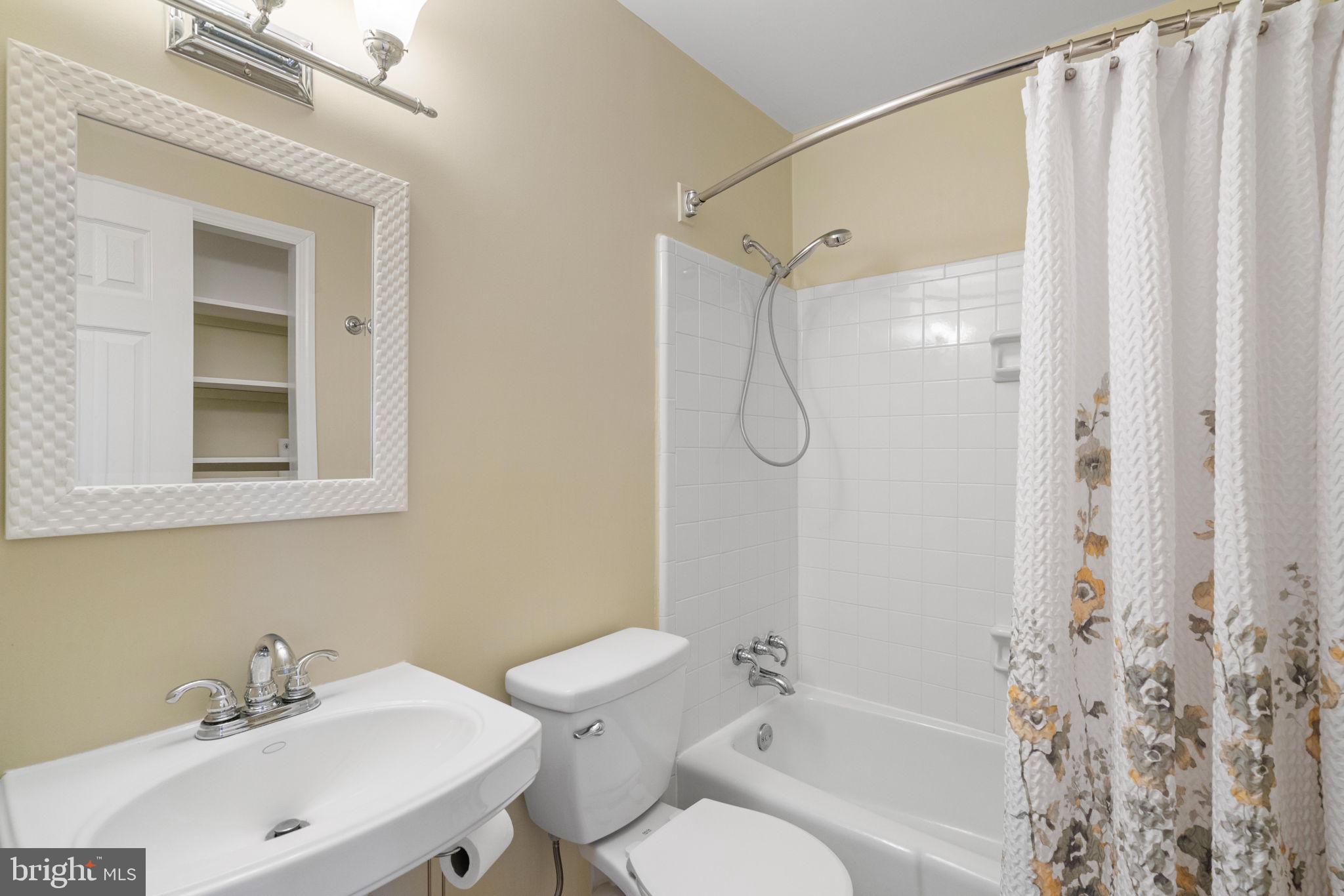 LAKE BRADDOCK - Residential