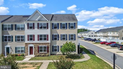 Townhouse For Sale - 18437 Congressional Circle<br/> RUTHER GLEN, VA 22546