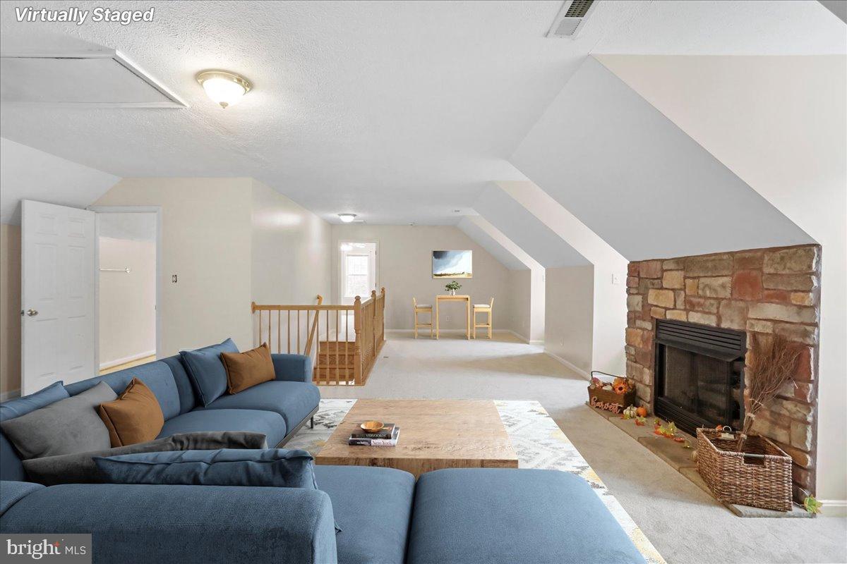 LAKE FRONT ROYAL - Residential