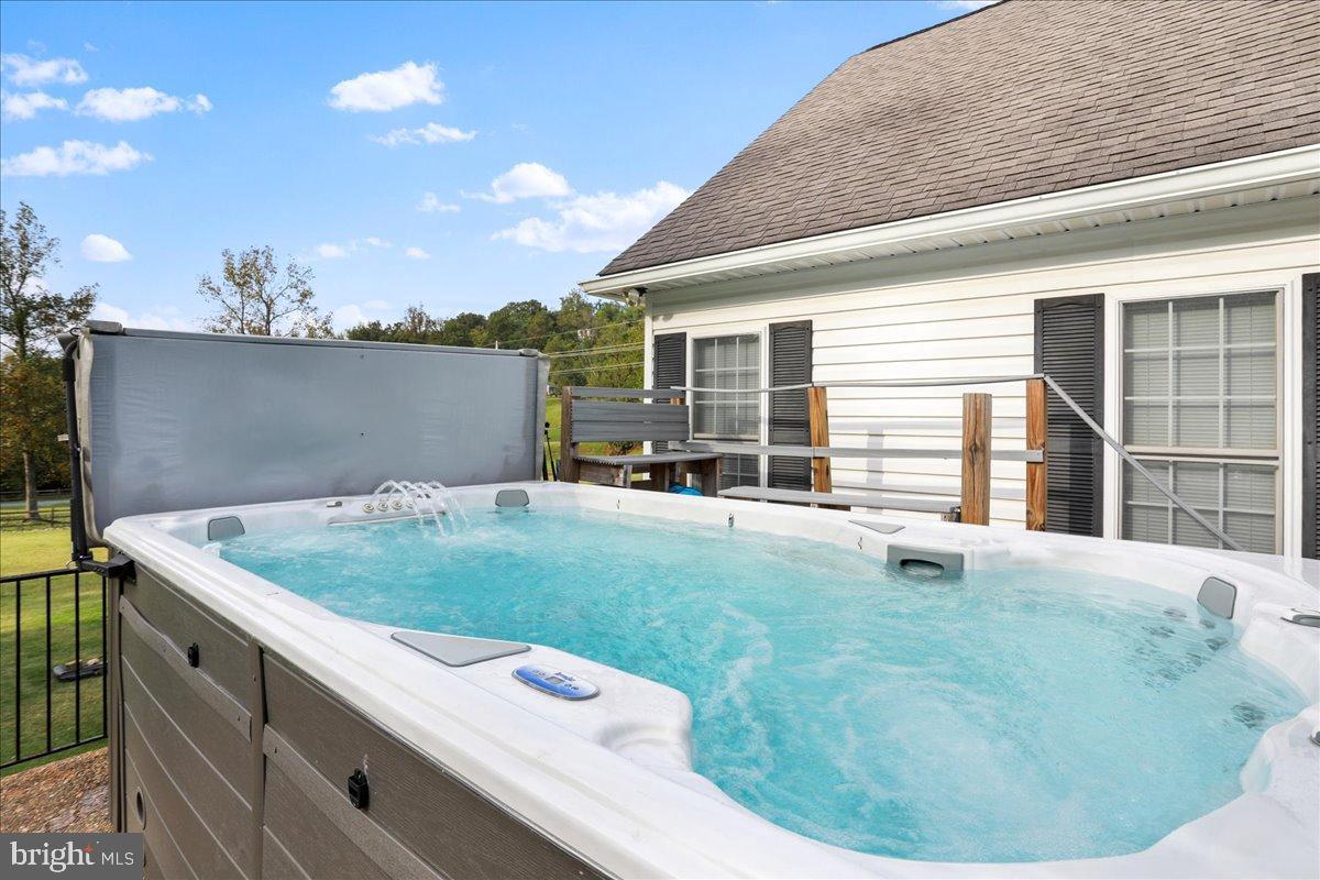 LAKE FRONT ROYAL - Residential