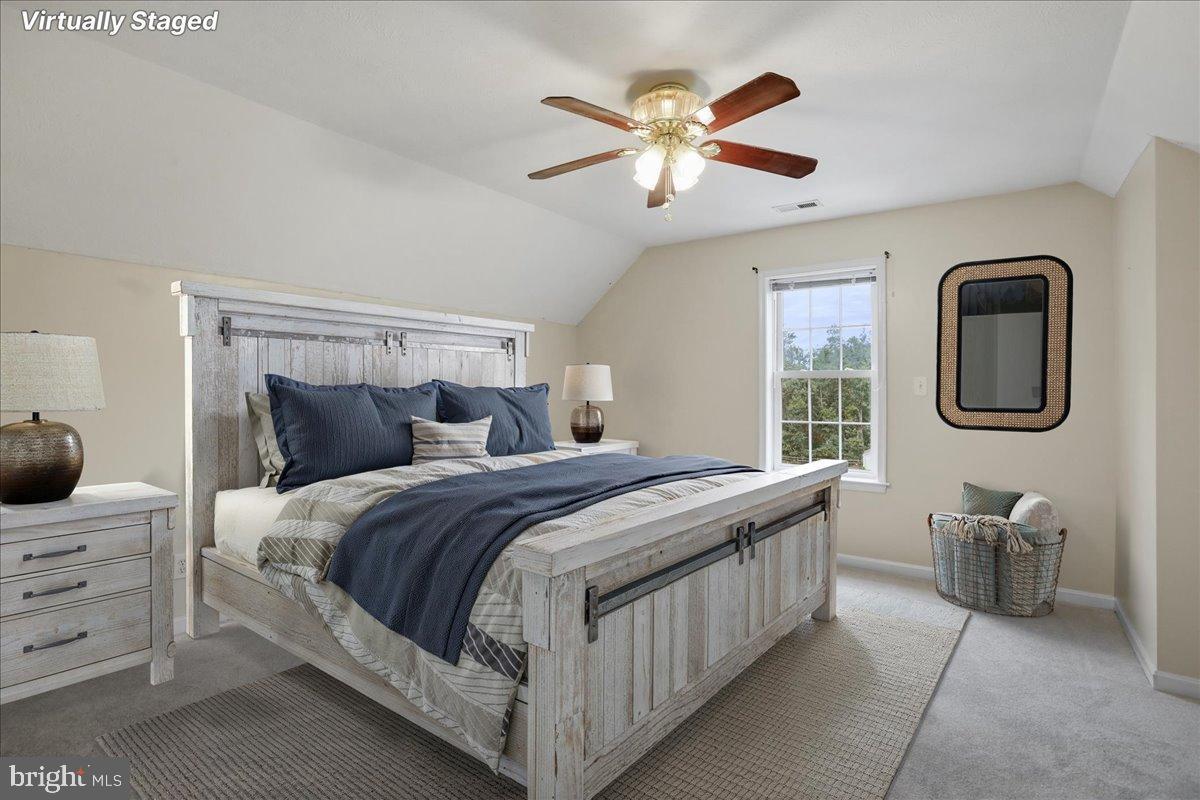 LAKE FRONT ROYAL - Residential