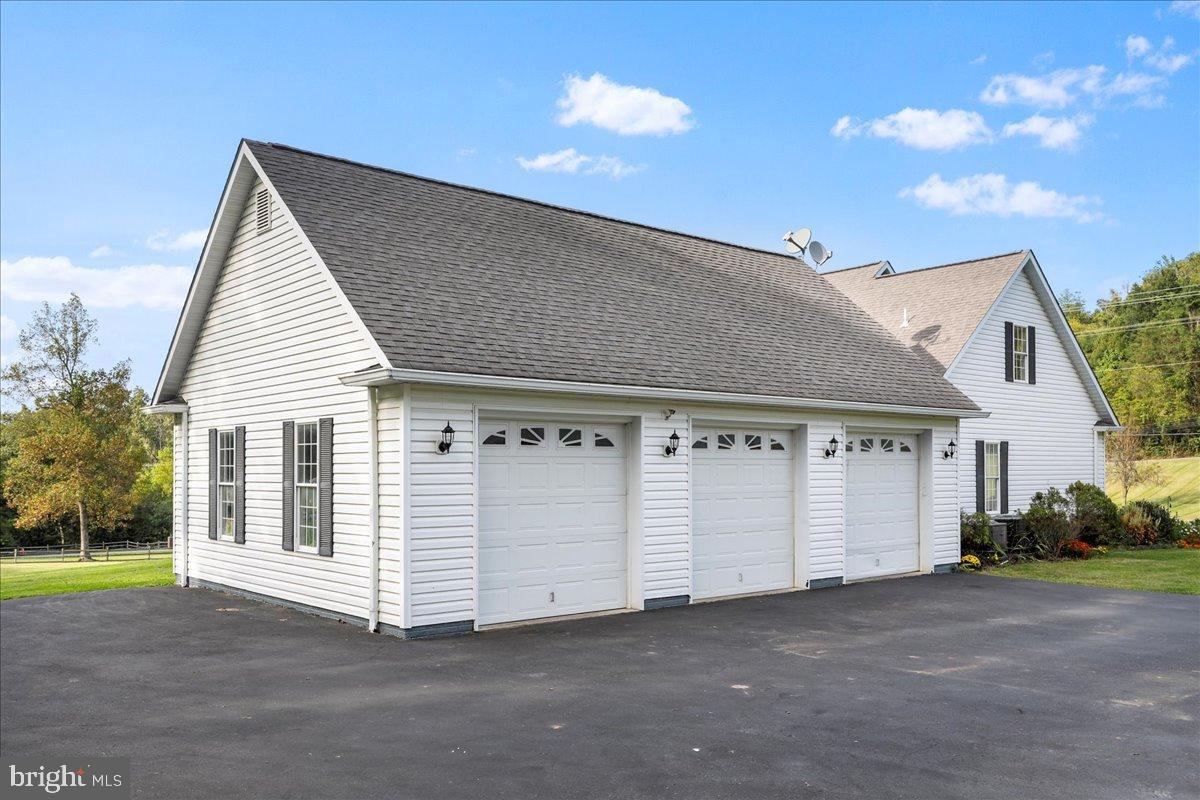 LAKE FRONT ROYAL - Residential