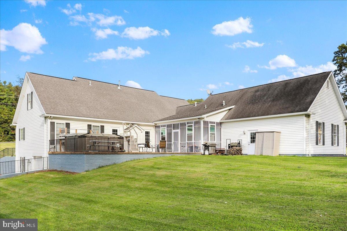 LAKE FRONT ROYAL - Residential