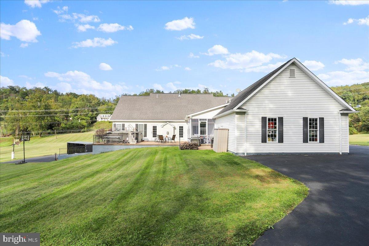 LAKE FRONT ROYAL - Residential