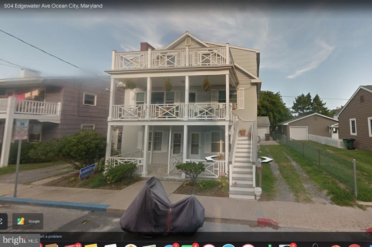 Main image without alt text