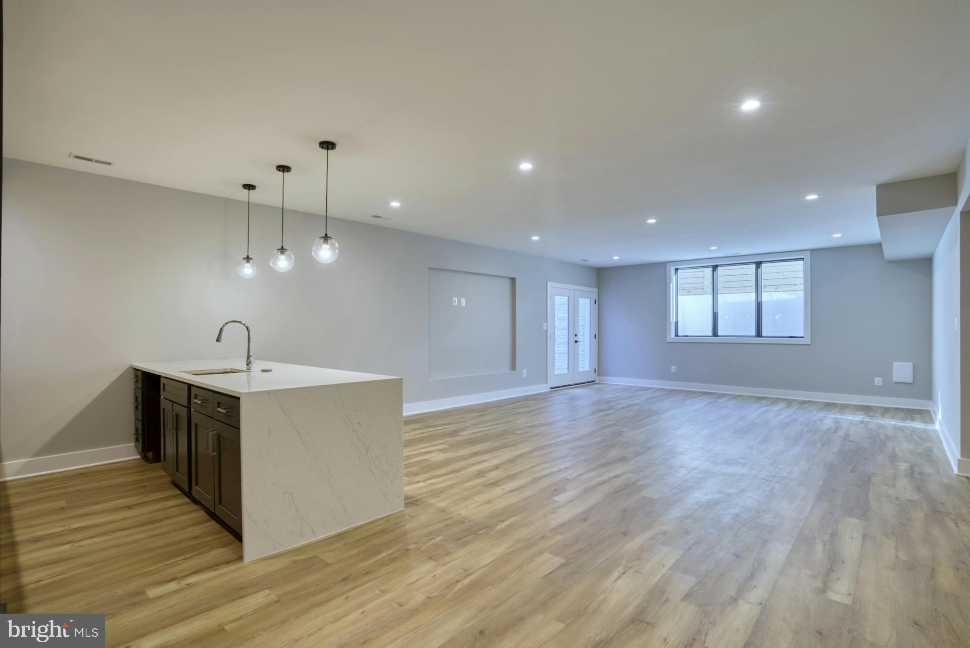 HILLSIDE MANOR - Residential