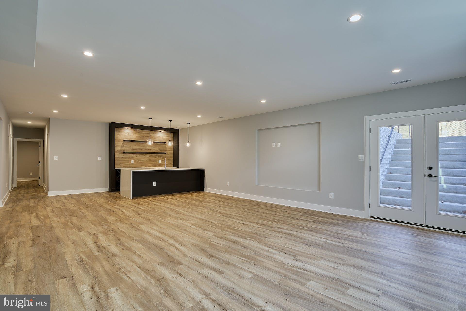 HILLSIDE MANOR - Residential