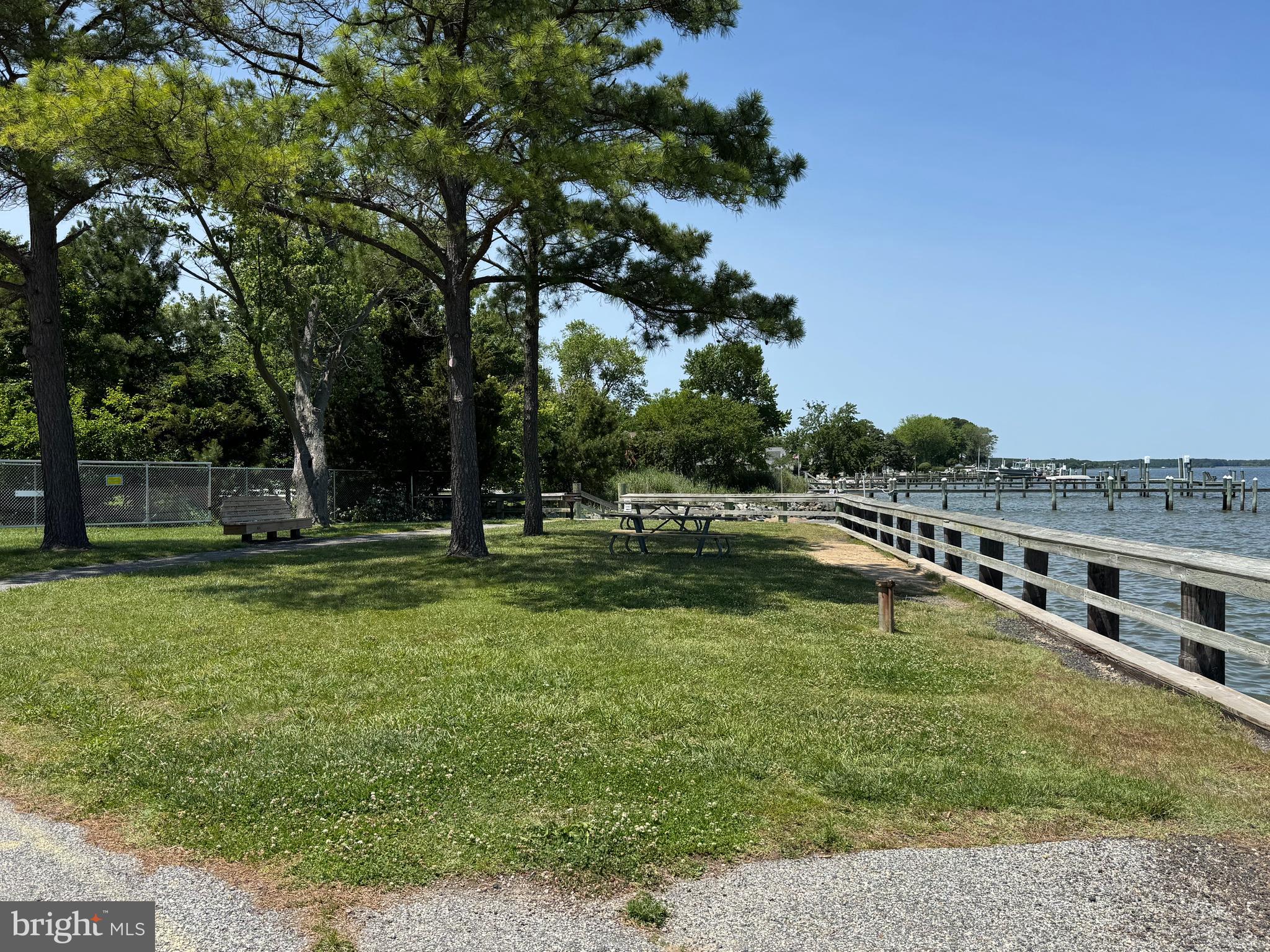 ROMANCOKE ON THE BAY - Land