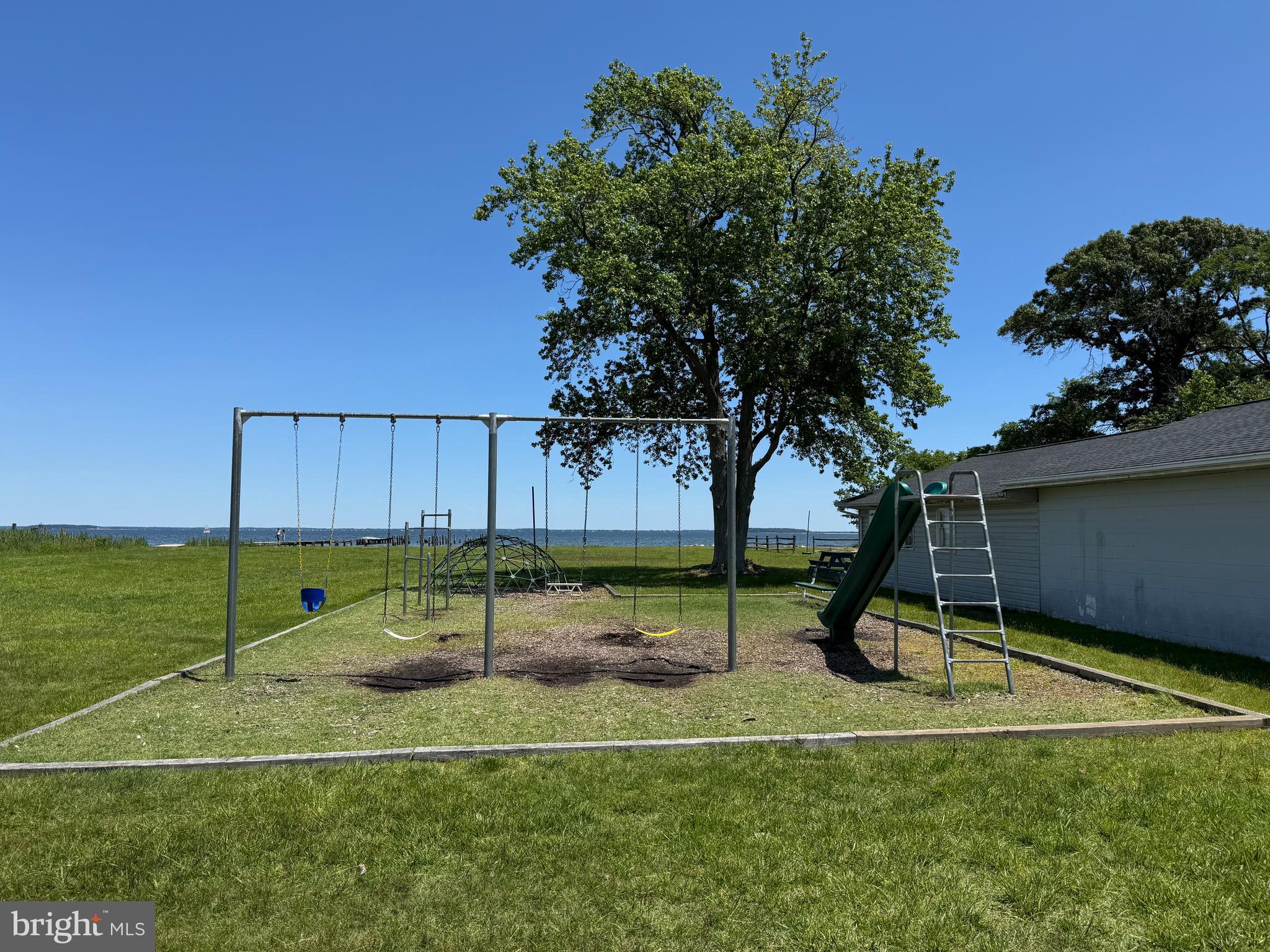 ROMANCOKE ON THE BAY - Land