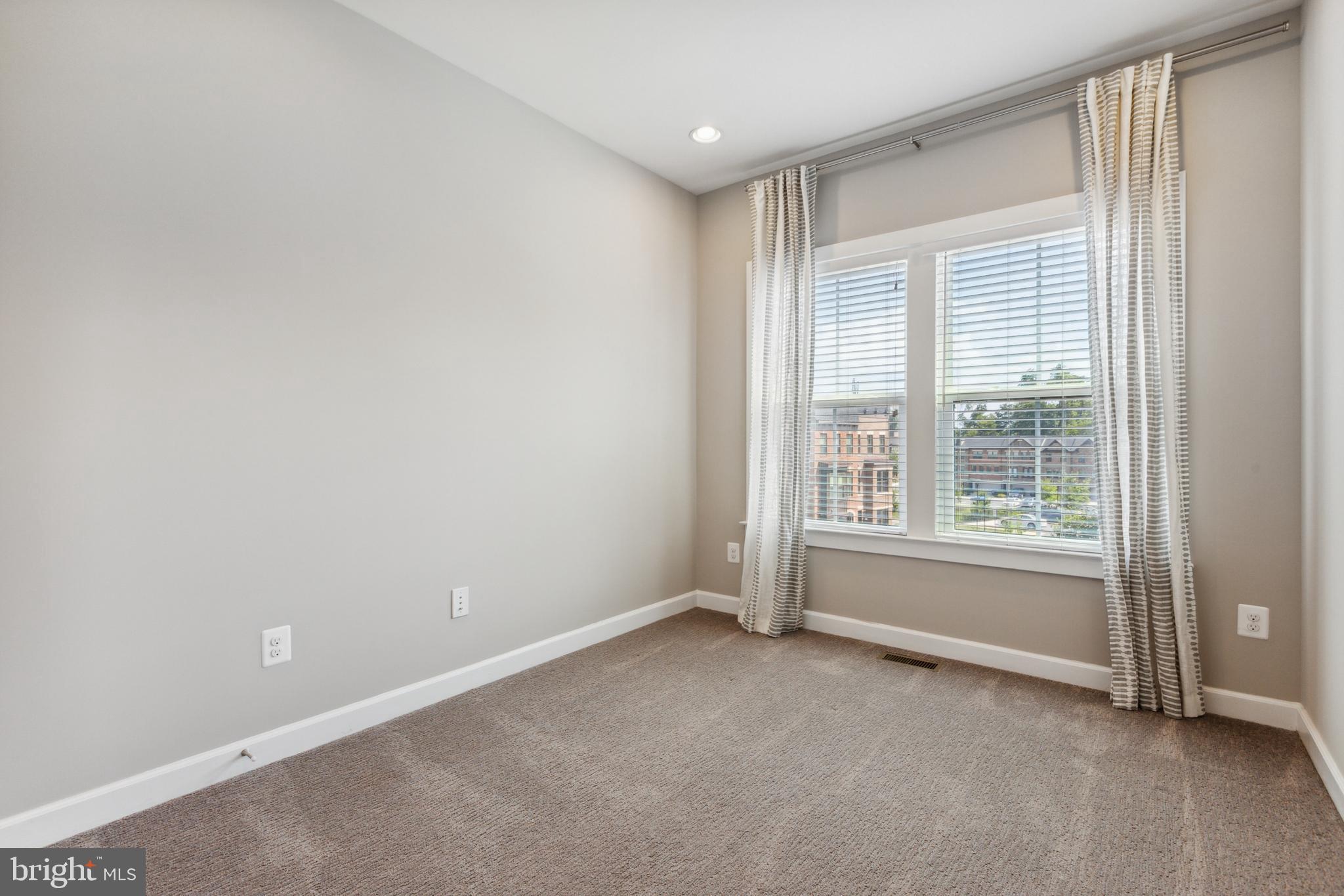 METRO ROW - Residential Lease