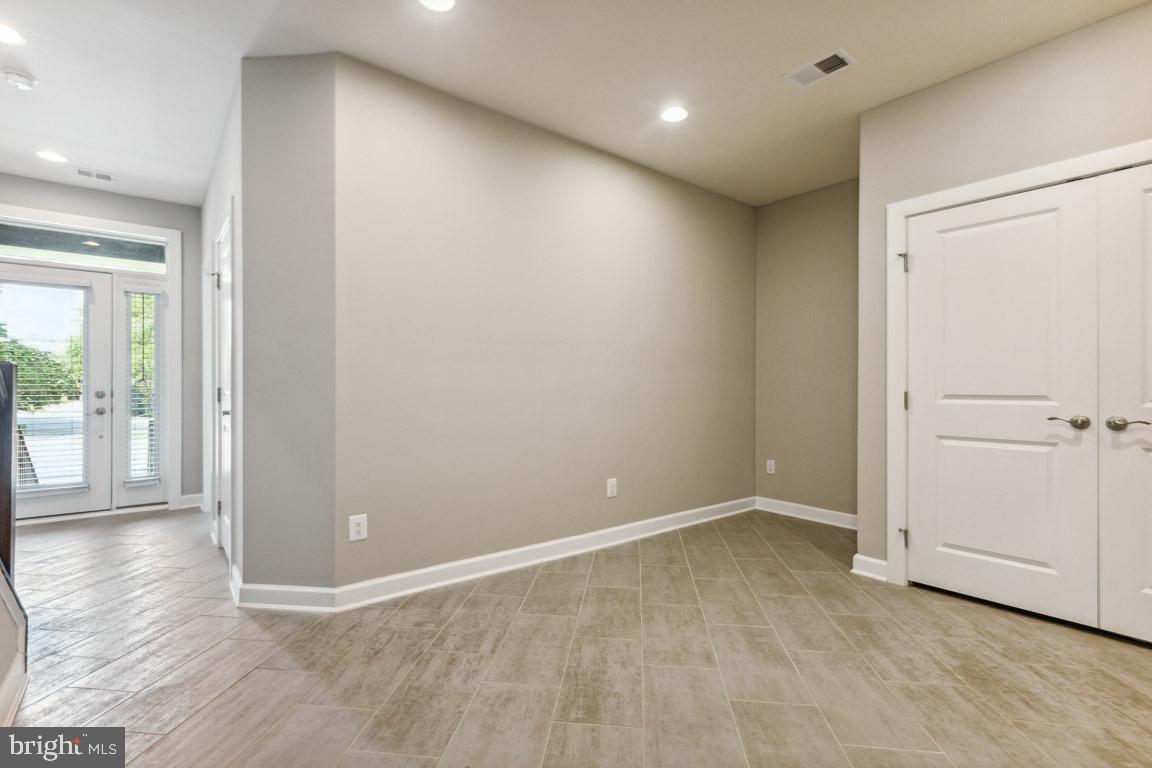 METRO ROW - Residential Lease