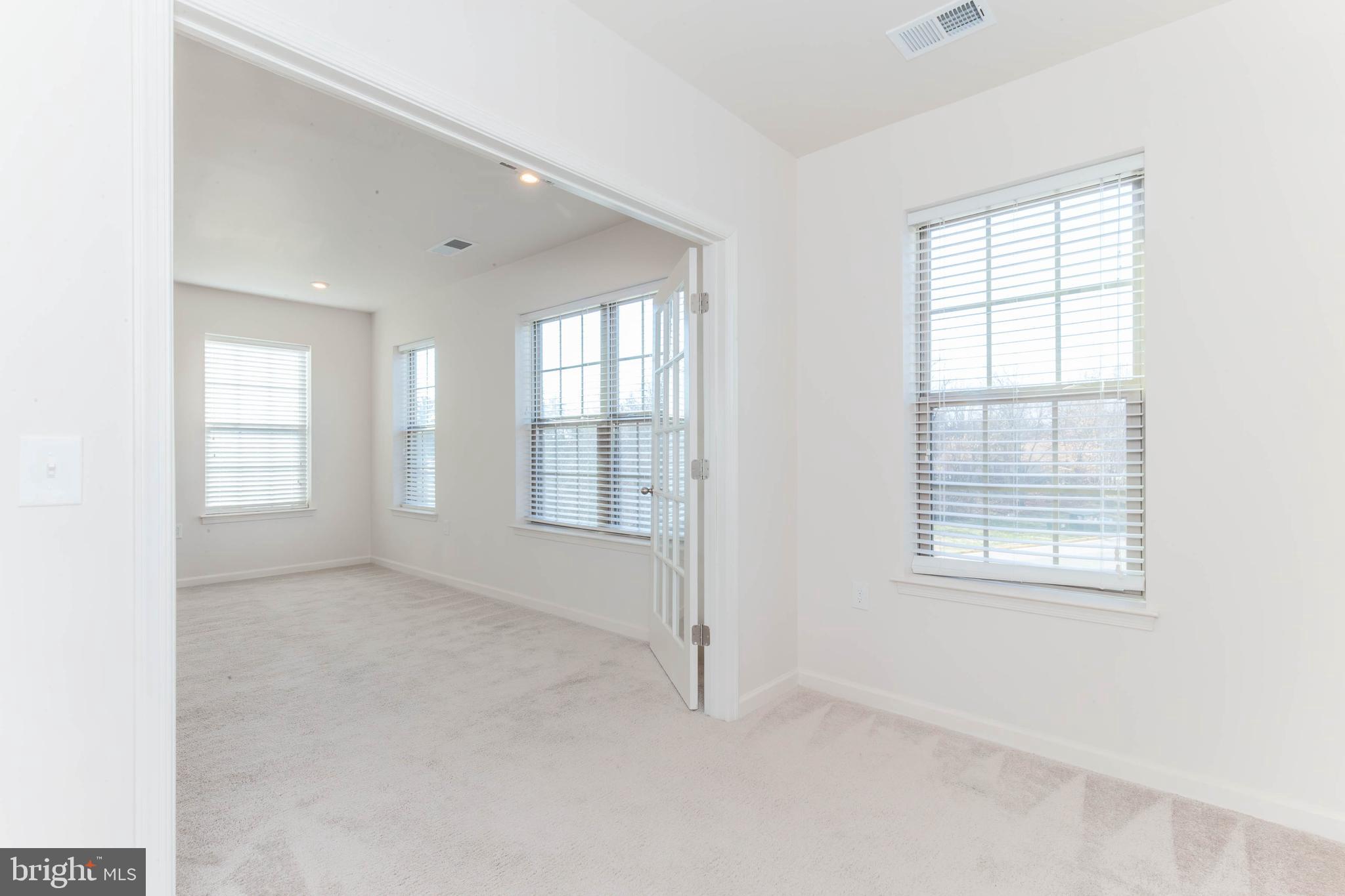 HAMPTON SQUARE - Residential