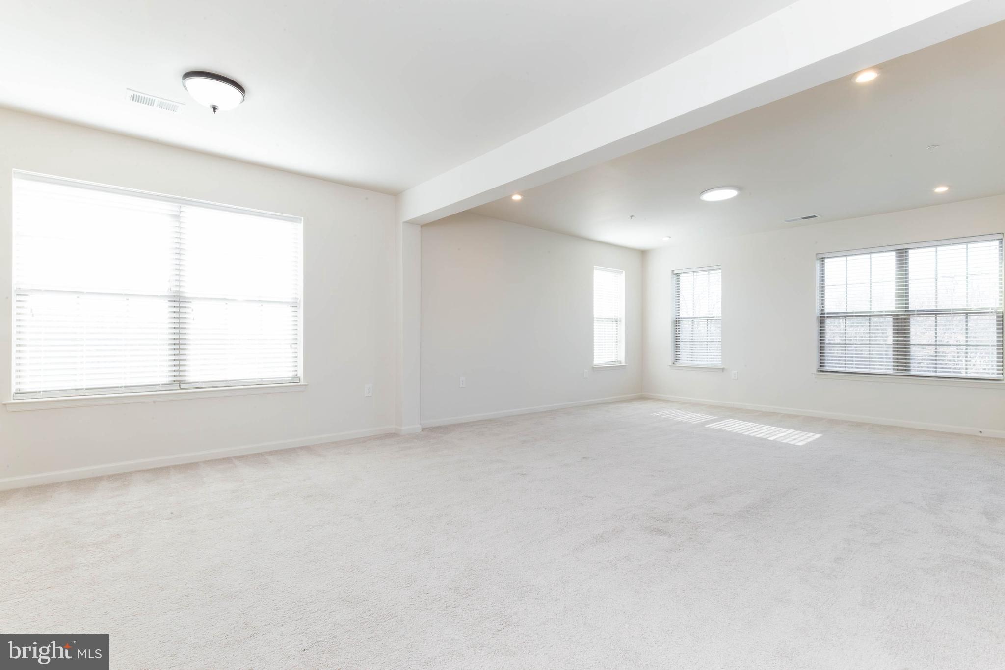 HAMPTON SQUARE - Residential