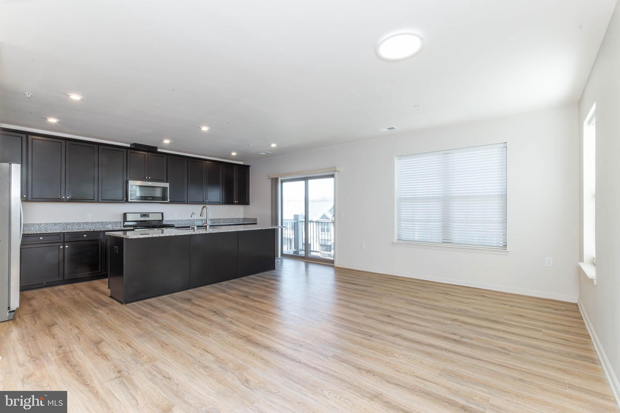 HAMPTON SQUARE - Residential