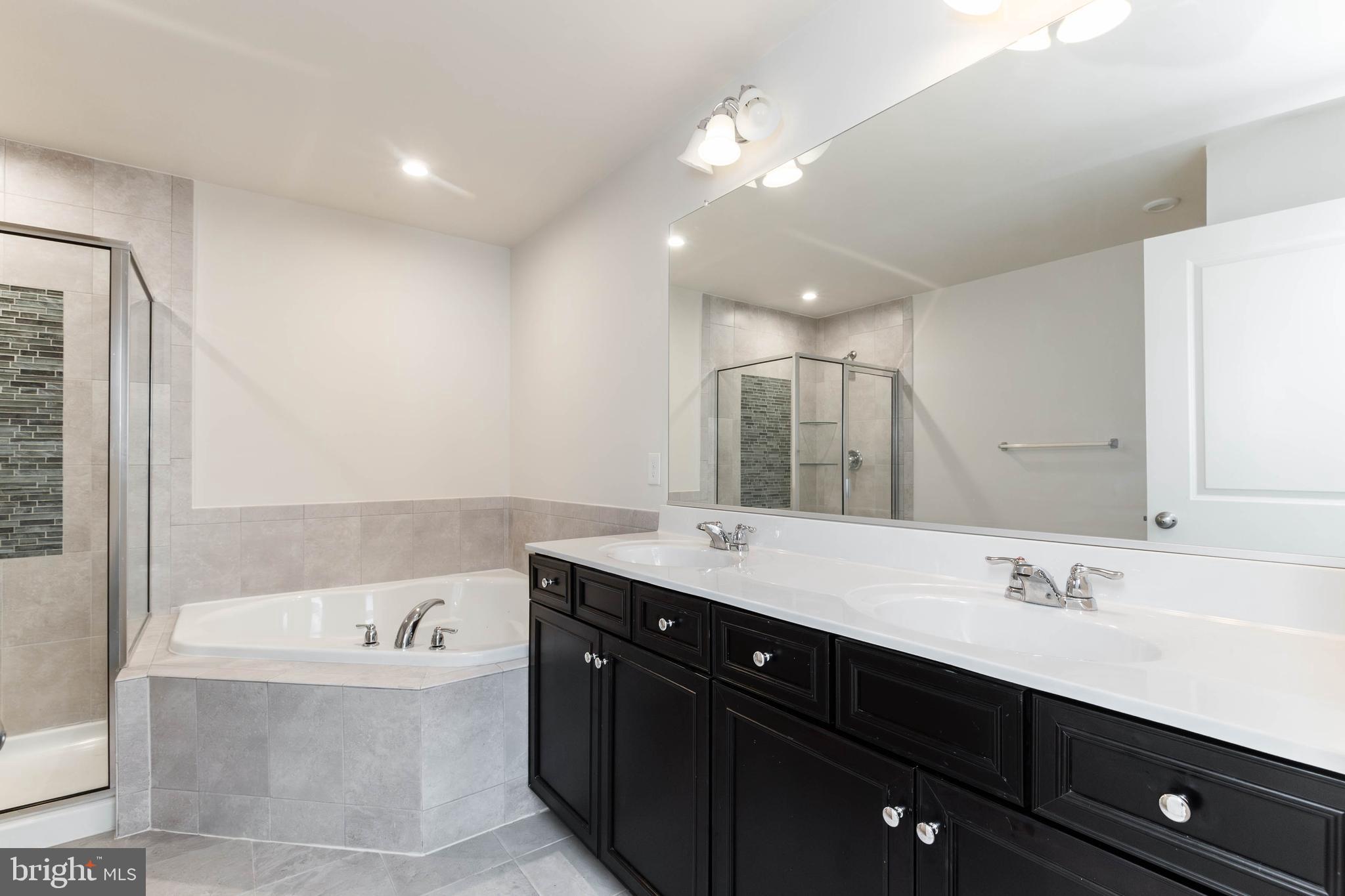 HAMPTON SQUARE - Residential