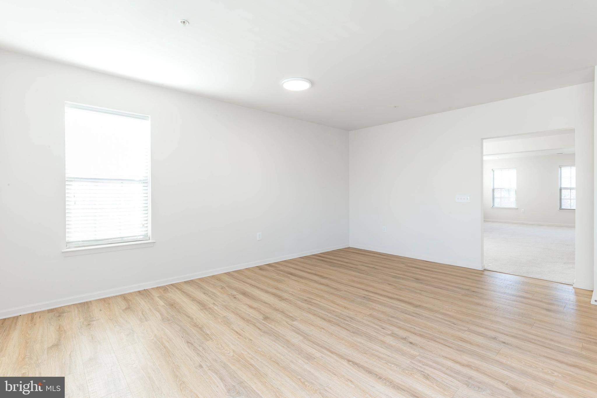 HAMPTON SQUARE - Residential