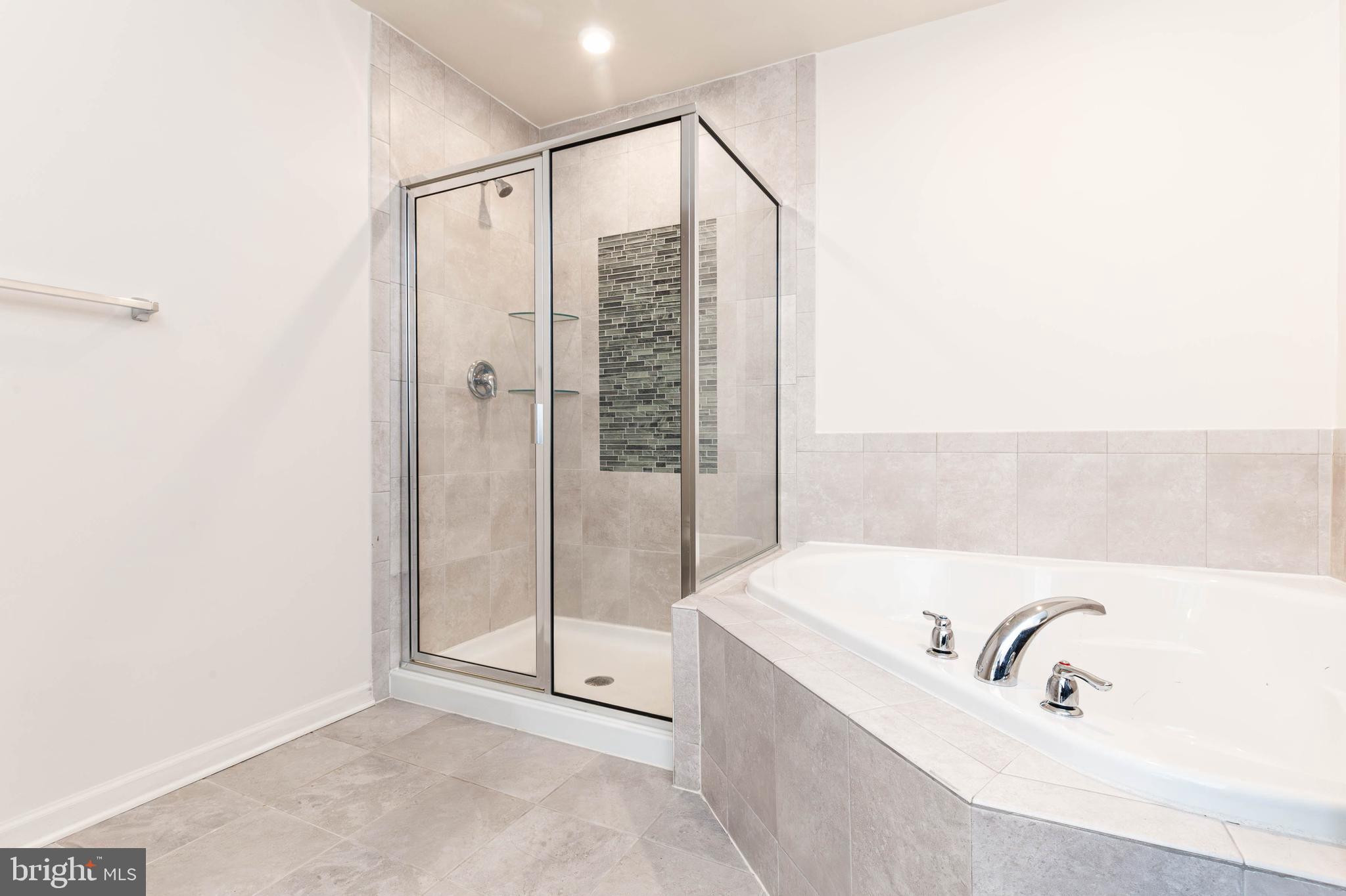 HAMPTON SQUARE - Residential